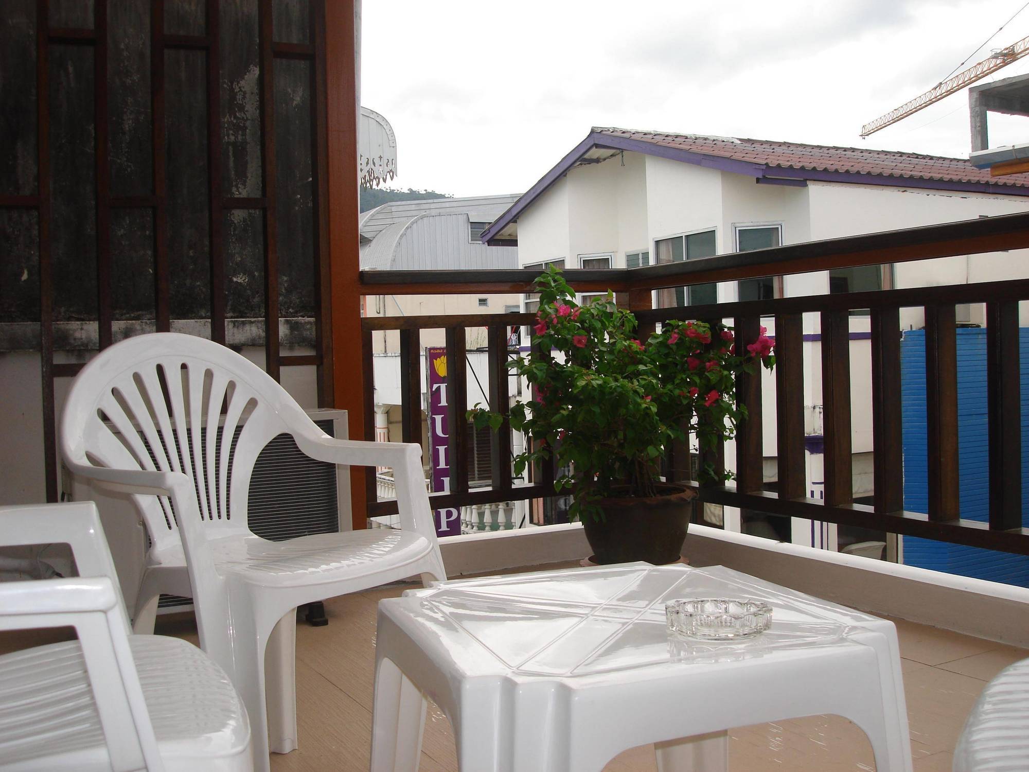 Tropicoza Hostel Patong Exterior photo
